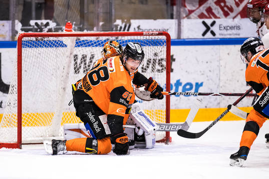 Karlskronas Daniel Gunnarsson blockerar framför