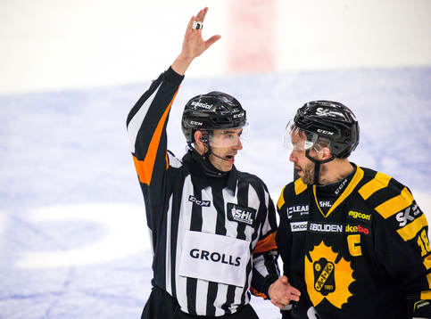 Skellefteås Pontus Petterström pratar med domare Linus