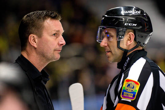 Färjestads tränare Johan Pennerborn pratar med domare