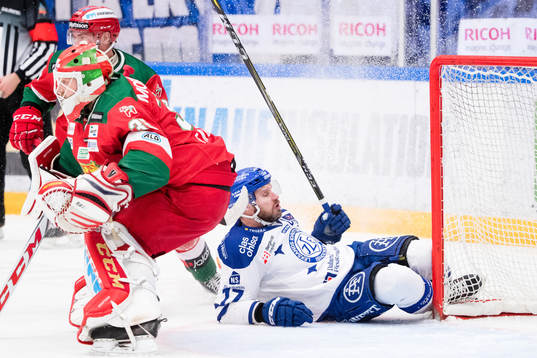 Leksands Jesper Ollas faller bakom Moras målvakt Christian