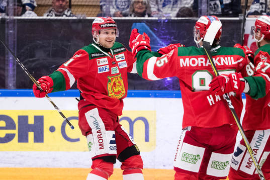 Moras Alexander Hilmerson jublar med Michael Haga och Matt