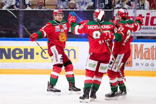 Moras Alexander Hilmerson jublar med Michael Haga och Matt