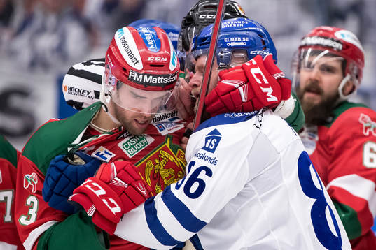 Moras Brandon Gormley och Leksands Daniel Pietta  i