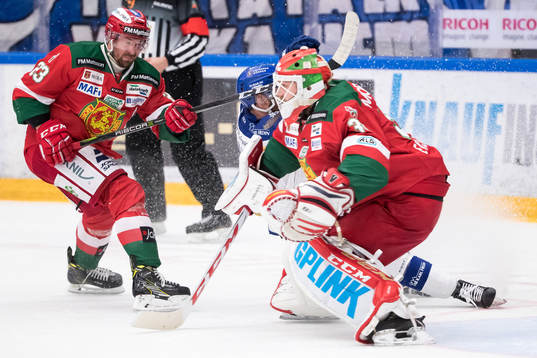 Leksands Jesper Ollas faller bakom Moras målvakt Christian