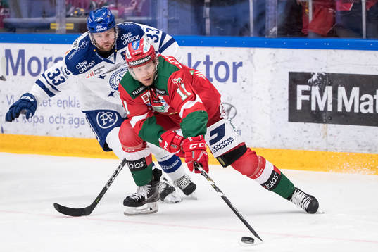 Leksands Anton Öhman jagar Moras Alexander Hilmerson  i