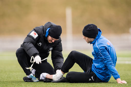 Trelleborgs Jacob Palander får vård av sjukgymnast Filip