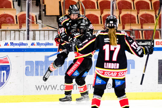 Luleås Ronja Savolainen jublar