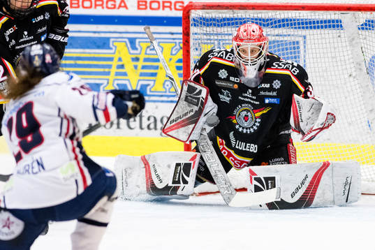 Linköpings Emma Murén provar skott mot Luleås målvakt
