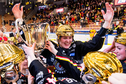 Luleås spelare jublar med pokalen