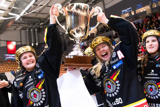 Luleås spelare jublar med pokalen
