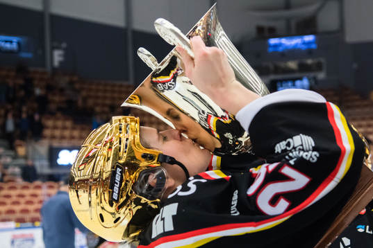 Luleås Emma Nordin jublar med pokalen