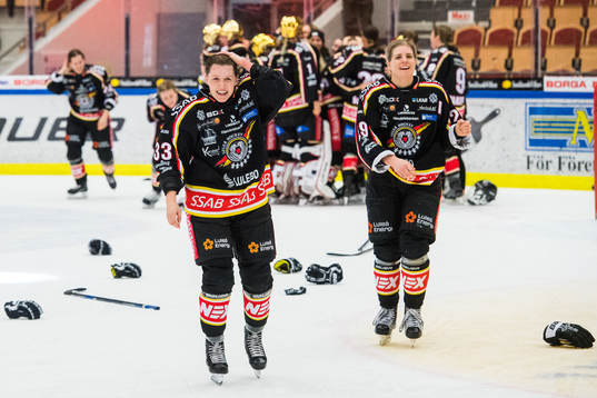 Luleås Michelle Karvinen och Emma Nordin jublar