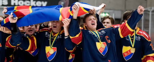 Djurgårdens lagkapten Ludvig Hedström firar SM guldet med