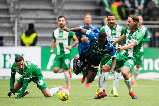 Sirius Moses Ogbu går omkull efter en närkamp med Hammarbys Jeppe Andersen och Björn Paulsen