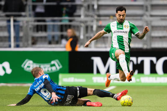 Sirius Christer Gustafsson i kamp om bollen med Hammarbys