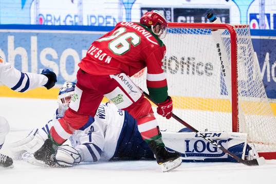 Moras Jason Akeson utmanar Leksands målvakt Tex Williamsson