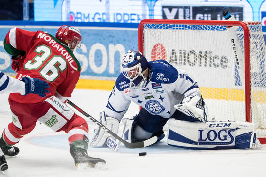 Moras Jason Akeson  framför Leksands målvakt Tex