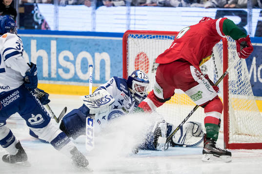Moras Andrew Rowe framför Leksands målvakt Tex