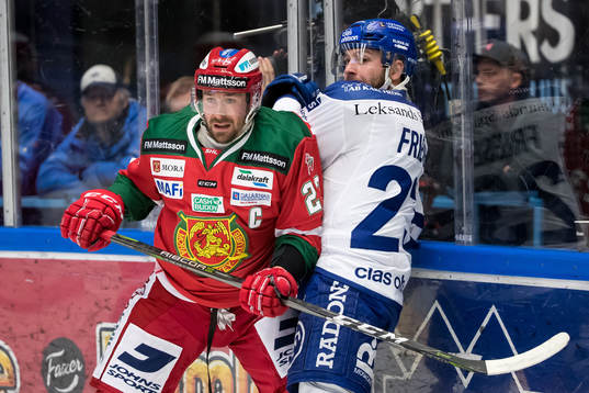 Moras Tomas Skogs och Leksands Alex Friesen  i