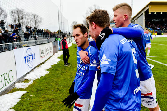 Trelleborgs spelare jublar efter 1-1 av Zoran Jovanovic