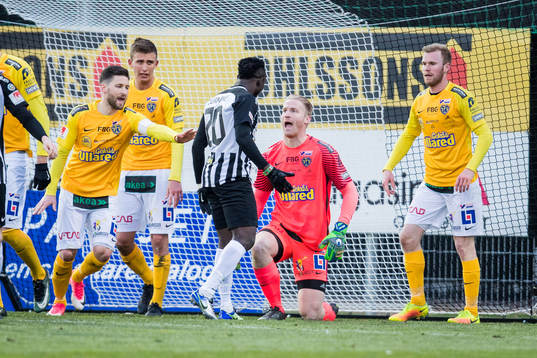 Landskronas Edafe Egbedi och Falkenbergs målvakt Hampus