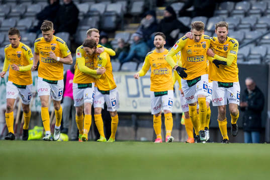 Falkenbergs spelare jublar