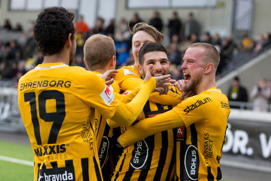 Häckens Moestafa El Kabir jublar med lagkamrater efter avgörande 1-0 på straff