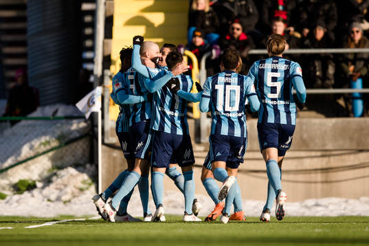 Djurgårdens jublar med Marcus Danielson efter 0-1