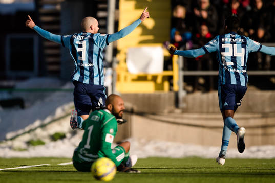 Djurgårdens Marcus Danielson och Philana Tinotenda Kadewere jublar efter 0-1