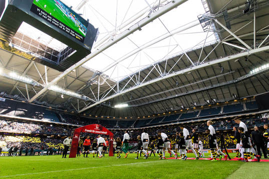 s spelare går in på plan innan fotbollsmatchen i