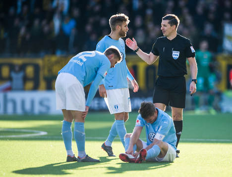 Malmö FFs Rasmus Bengtsson i samtal med domaren