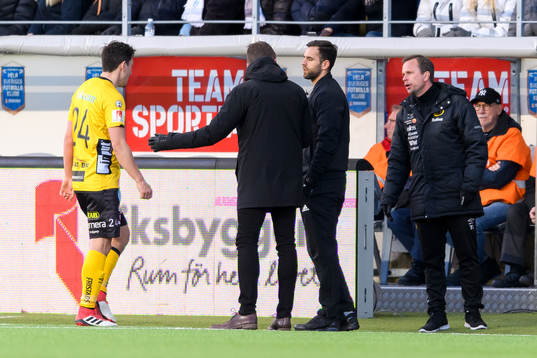 Elfsborgs Stefan Ishizaki lämnar planen