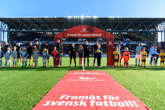 Spelare och domare vid lineup innan fotbollsmatchen i Allsvenskan mellan Elfsborg och Malmö FF den 2 april 2018 i Borås.