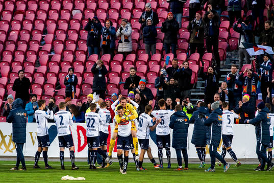 Goalkeeper Iven Austbø and Steffan Ernemann of Viking celebrate