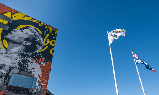 Flaggor vajar utanför arenan