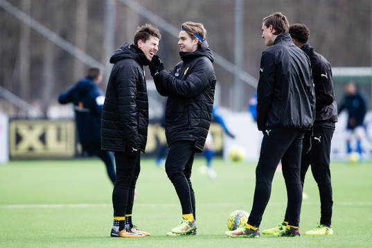 Frejs Amadeus Sögaard med lagkamrater innan