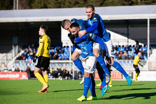 Norrbys Richard Yarsuvat jublar med Alen Krasnici och Shkelqim Krasniqi efter har gjort 2-2