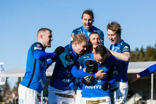 Norrbys Richard Yarsuvat (längst fram) jublar med Mehmed Dresevic (v), Nicklas Savolainen , Jonathan Azulay (överst), Alen Krasniqi och Hugo Svensson (h) efter att ha gjort 2-2