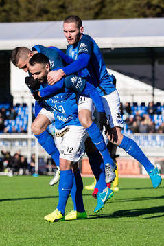 Norrbys Richard Yarsuvat jublar med Alen Krasnici och Shkelqim Krasniqi efter har gjort 2-2