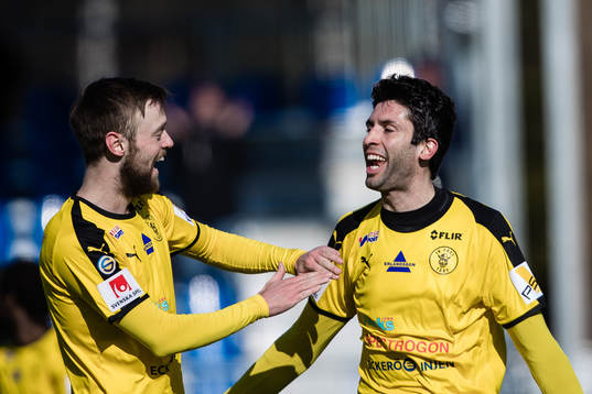 Frejs Luca Gerbino Polo (h) jublar med Mattias Bouvin (v) efter 2-1