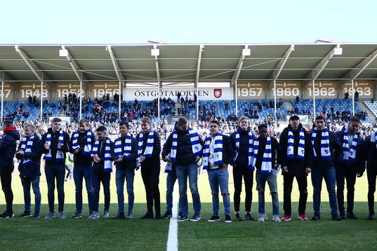 IFK Norrköpings J17-lag får ta emot publikens jubel