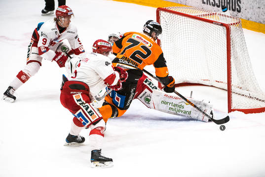 Karlskronas Joachim Rohdin  framför Timrås målvakt