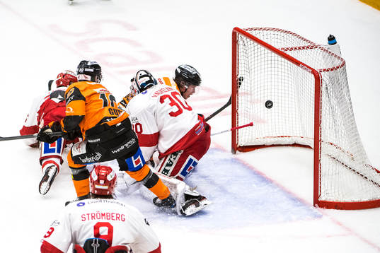 Karlskronas Mattias Guter gör 1-1 bakom Timrås målvakt