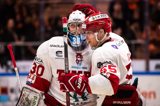 Timrås målvakt Henrik Haukeland och Vilmos Gallo  jublar