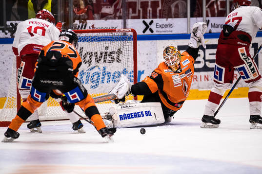 Karlskronas målvakt Johannes Jönsson  räddar bakom