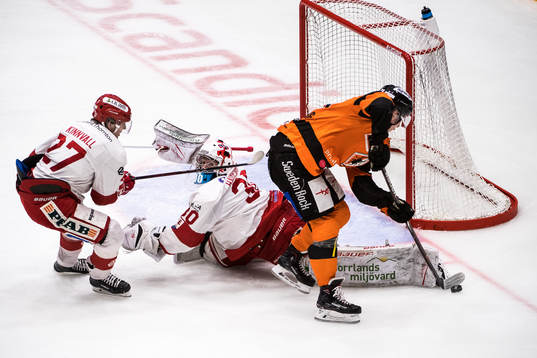 Karlskronas Emil Lundberg  utmanar framför Timrås