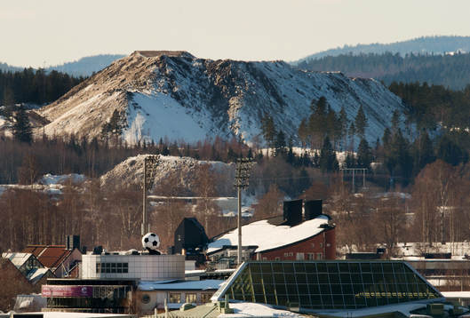 Idrottsparken syns tillsammans med det så kallade Nackstafjället, en jättestor snöhög, innan fotbollsmatchen i Allsvenskan mellan GIF Sundsvall och Örebro den 2 april 2018 i Sundsvall.
