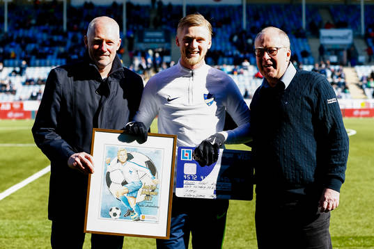 Karl Holmberg uppmärksammas före fotbollsmatchen i
