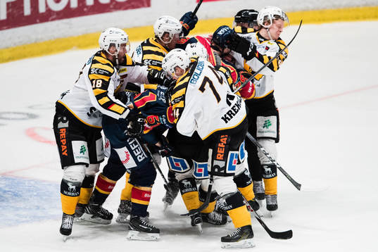 Skellefteås Pontus Petterström och Simon Krekula i bråk