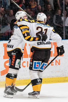 Skellefteås Jimmie Ericsson jublar med lagkamrater